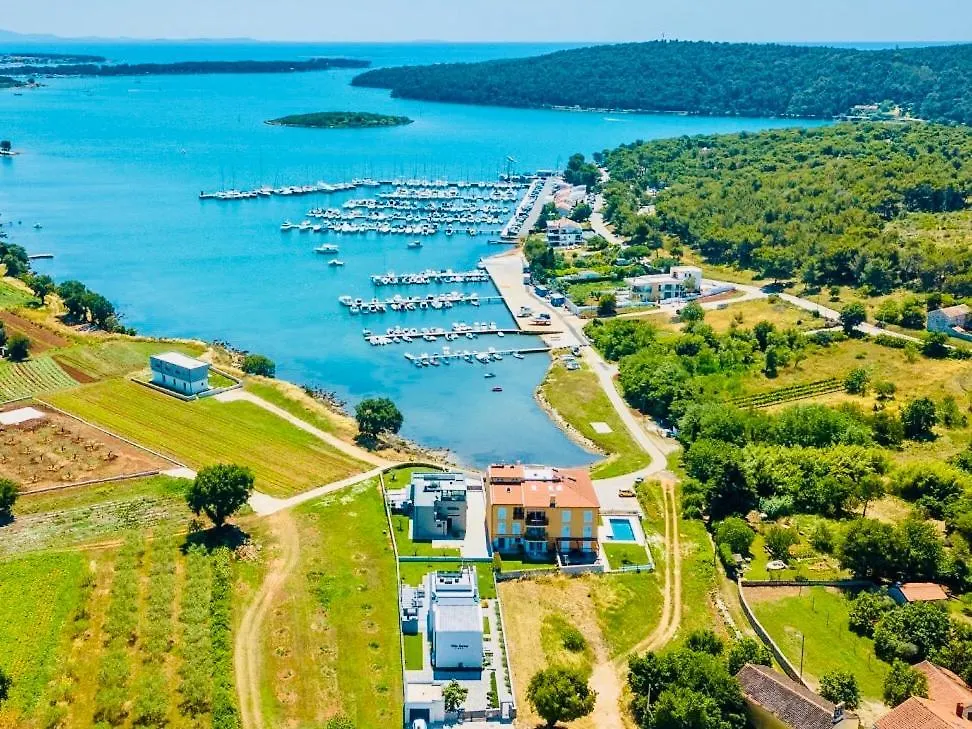 Villa Korina , Pomer Croácia